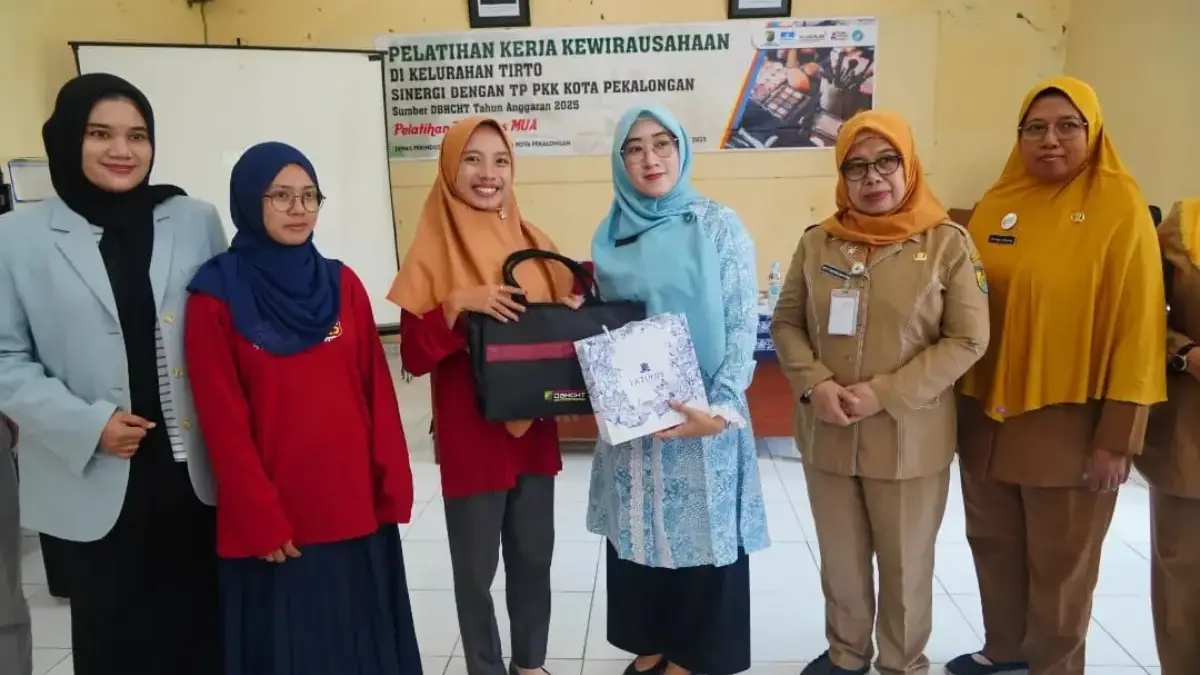 20 Ibu PKK Tirto Pekalongan Ikuti Pelatihan Tata Rias: Disdikbud dan TP PKK Siap Cetak MUA Handal!