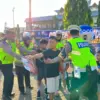 Edukasi Pengunjung CFD Kendal, Satlantas Polres Kendal Tampilkan Badut & Bagi Balon!