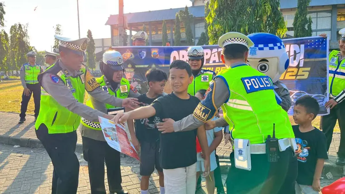 Edukasi Pengunjung CFD Kendal, Satlantas Polres Kendal Tampilkan Badut & Bagi Balon!