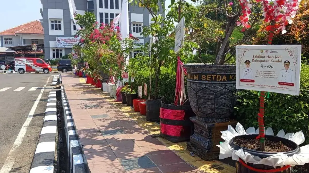HUT Kendal ke-420 Lebih Hijau! Karangan Bunga Diganti Pohon Buah, Kurangi Sampah Lingkungan!