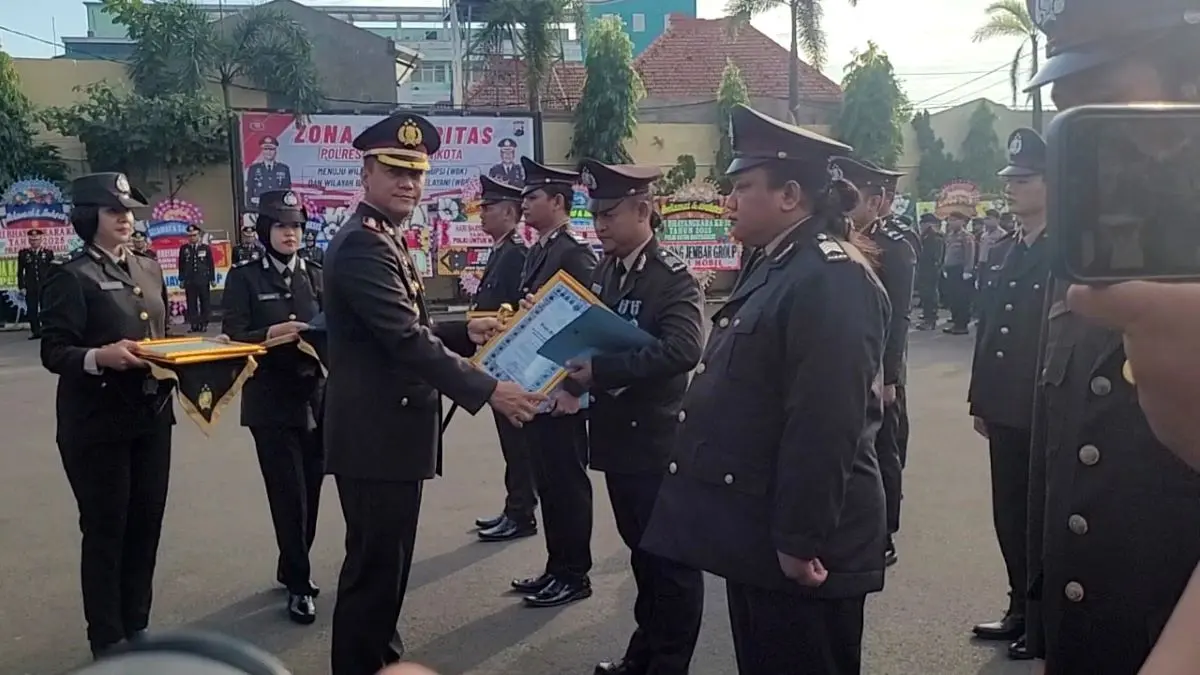 HUT ke-79 Bhayangkara 10 Anggota Polres Pekalongan Kota Diganjar Penghargaan atas Prestasi Ungkap Narkoba!