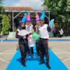 Siswa siswi memeriahkan HUT ke-22 SMA Negeri 1 Gringsing dengan pergelaran fashion show.