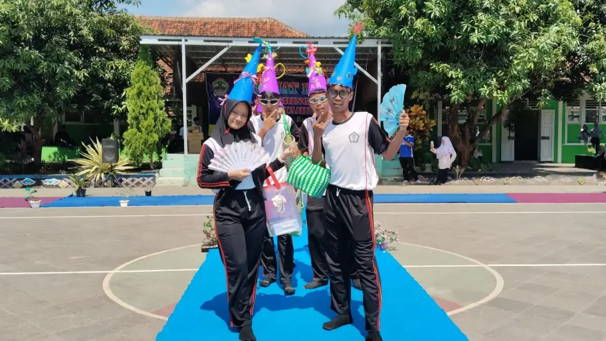 Siswa siswi memeriahkan HUT ke-22 SMA Negeri 1 Gringsing dengan pergelaran fashion show.