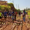 Jalan Rusak Akses KITB Batang Ditanami Pohon: Warga Protes, Minta Perbaikan Segera dari Pemerintah!