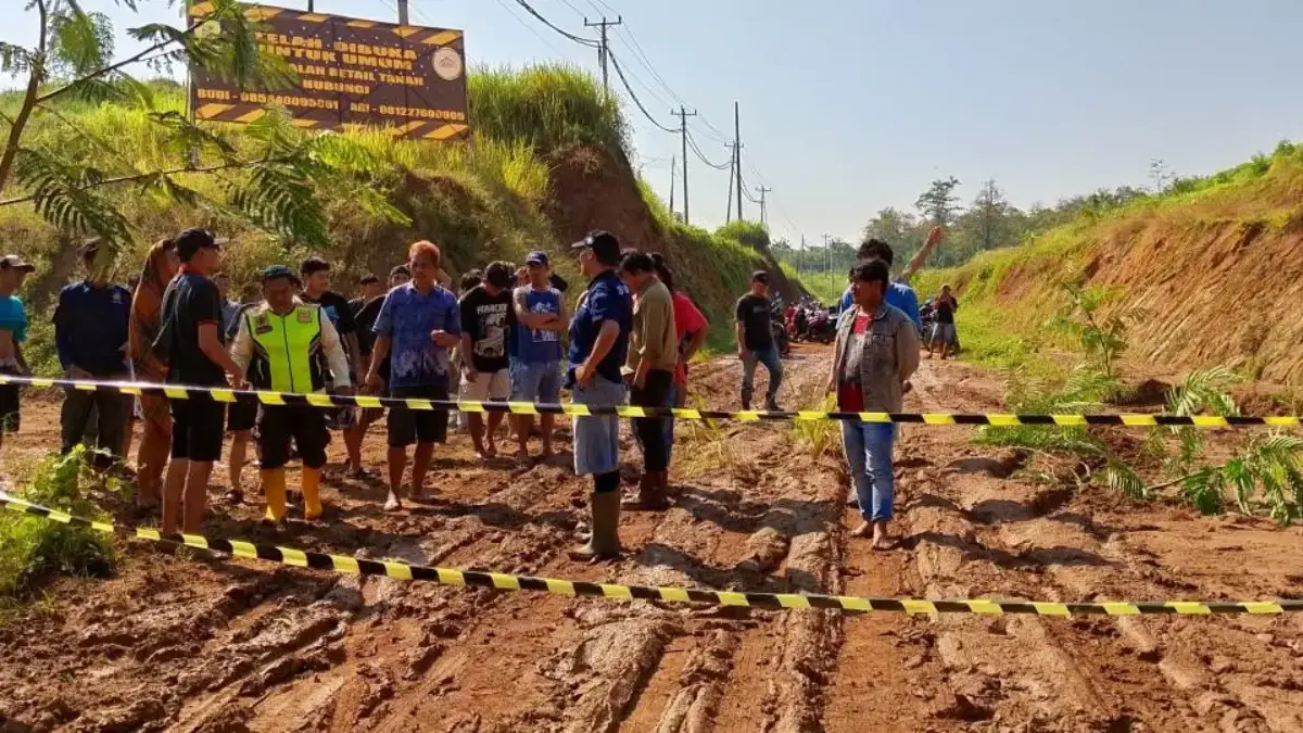 Jalan Rusak Akses KITB Batang Ditanami Pohon: Warga Protes, Minta Perbaikan Segera dari Pemerintah!