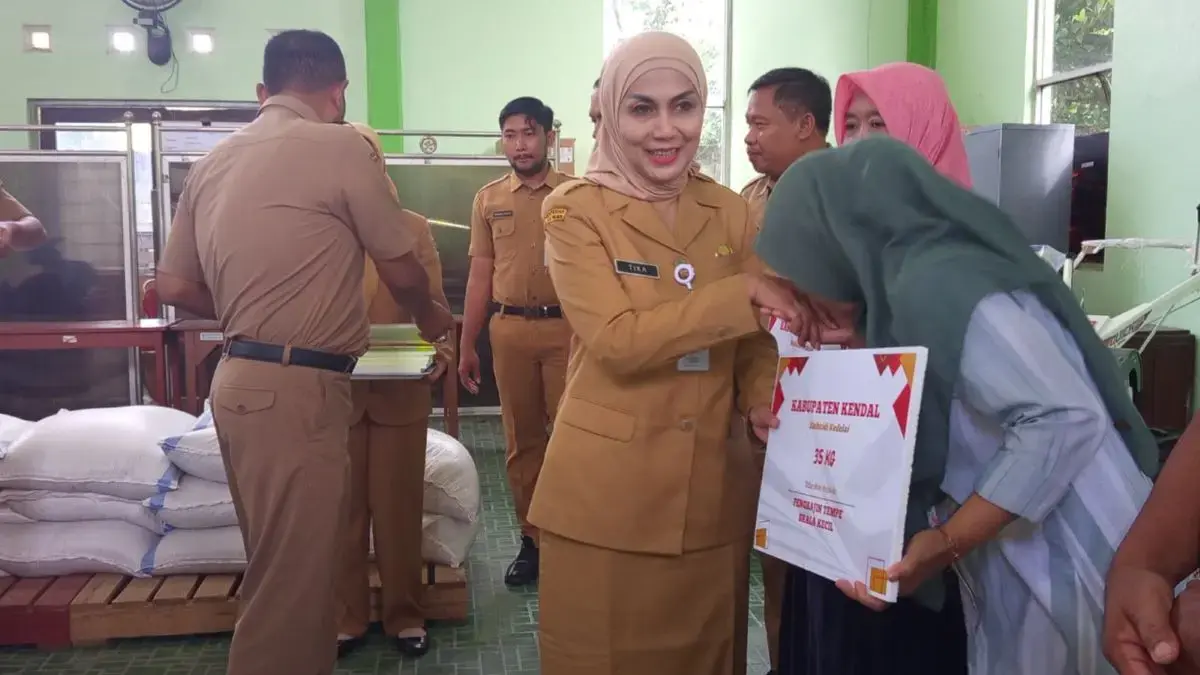 Kendal Salurkan Subsidi Kedelai untuk 50 Perajin Tempe, Juga Bantuan Alat Pertanian ke Petani