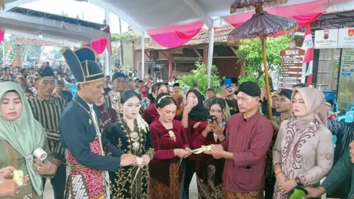 Kirab Budaya Unik Desa Mojo Kendal: Peserta Wajib Bawa Nasi & Ingkung Ayam, Perkuat Kebersamaan!