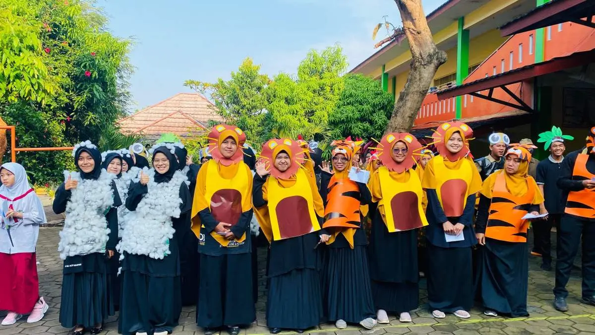 MPLS SDIT Permata Hati Batang: Guru Cosplay Hutan Sambut Siswa Baru Penuh Keceriaan!