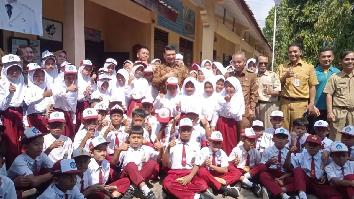Miris! Kelas 4 SDN 02 Sengare Pekalongan Tanpa Meja Kursi, Siswa Belajar Lesehan, Anggota DPR RI Turun Tangan!