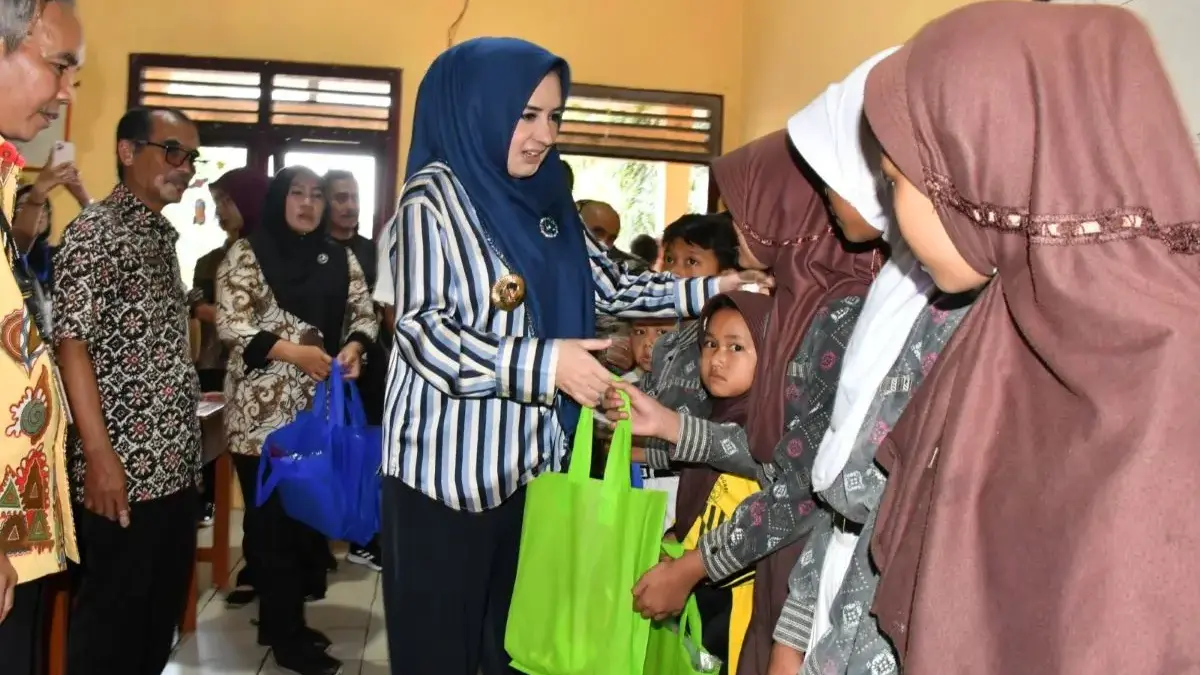 Miris! Siswa SDN Sengare Pekalongan Belajar di Lantai, Bupati Fadia Langsung Kirim Meja & Kursi Baru!