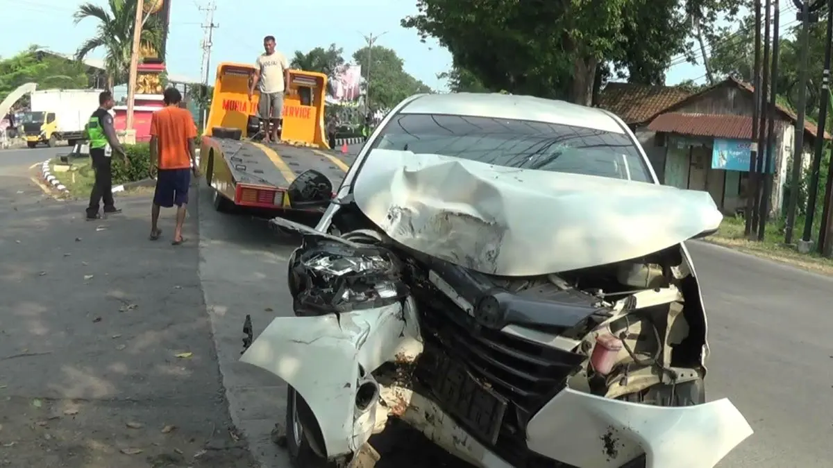 Mobil Xenia Tabrak Pohon di Depan Rumdin Kapolres Kendal, Lima Penumpang Luka, Sopir Diduga Mengantuk!