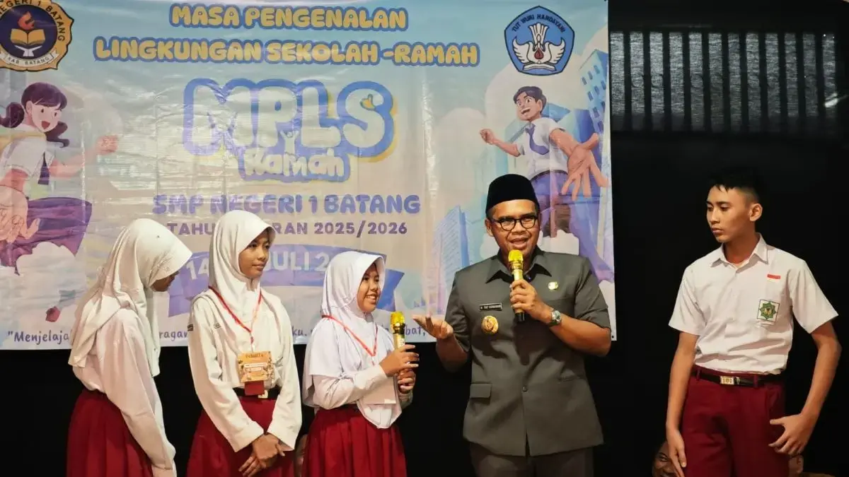 Seragam Gratis SD-SMP Batang Terlambat Didistribusi, Bupati Faiz Janji Perluas Sasaran!    