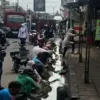 Truk Minyak Sayur Terguling di Wiradesa Pekalongan: Warga Heboh Serbu Minyak Tumpah di Jalan!