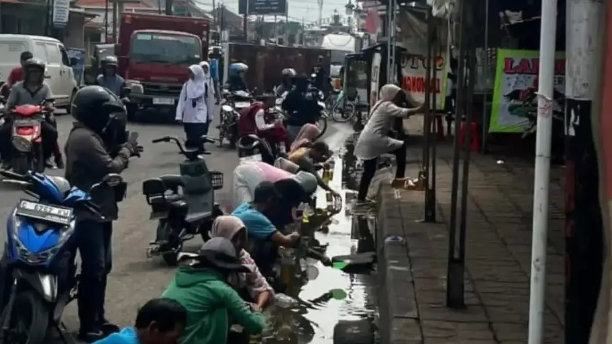 Truk Minyak Sayur Terguling di Wiradesa Pekalongan: Warga Heboh Serbu Minyak Tumpah di Jalan!