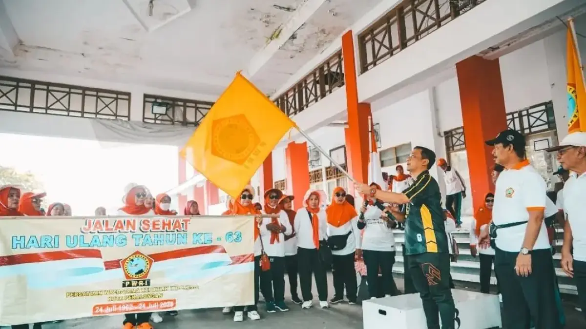 Wali Kota Pekalongan Lepas Jalan Sehat HUT PWRI ke-63, Apresiasi Semangat Kebersamaan Purnawirawan!