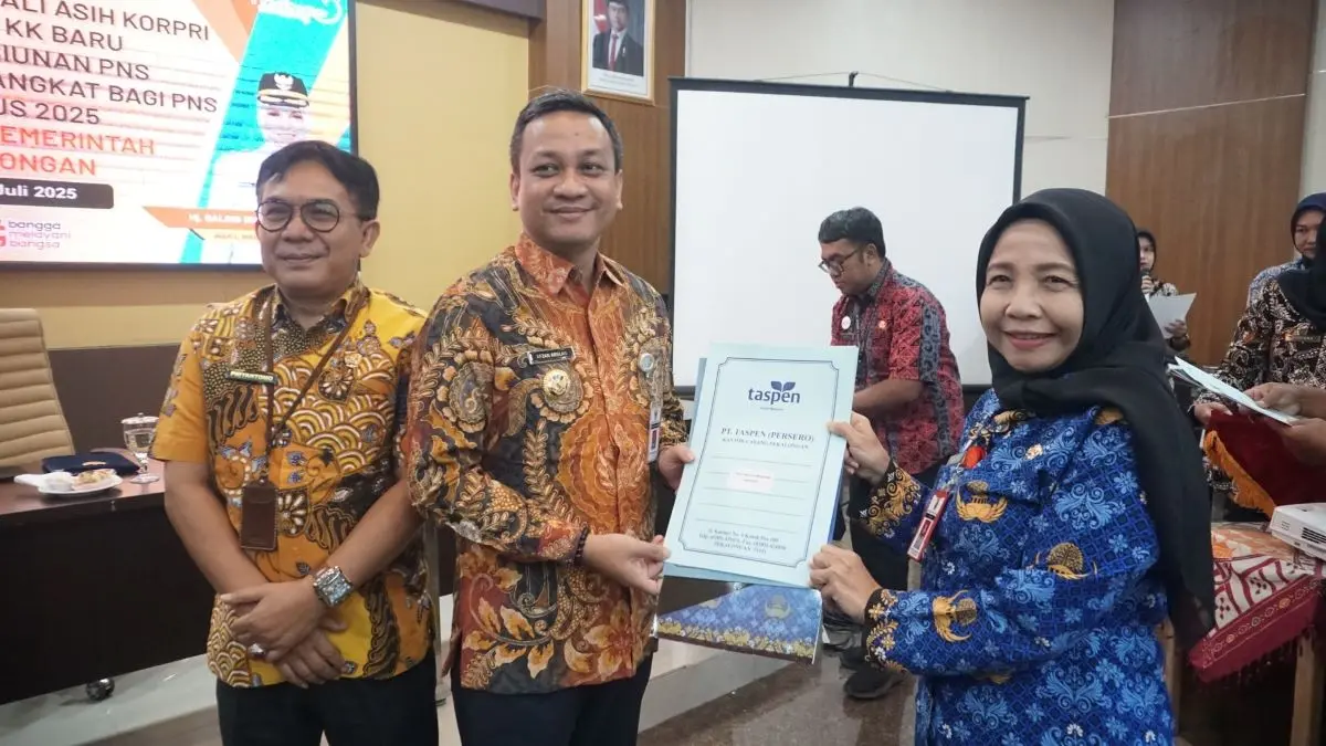 Wali Kota Pekalongan Serahkan SK Pensiun & Kenaikan Pangkat: Apresiasi Dedikasi ASN!