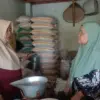 Waspada Beras Oplosan! Disperindagkop Batang Sidak Pasar, Kenali Cirinya Demi Kualitas Terjamin!