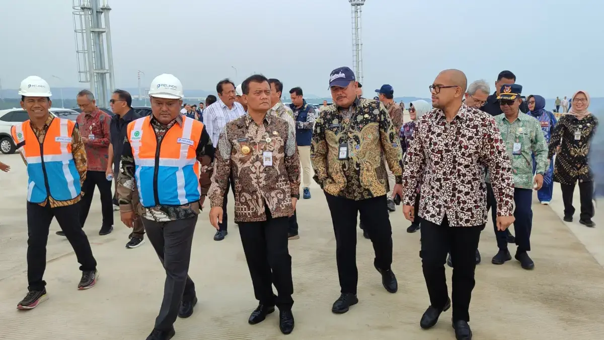 Gubernur Jateng Ahmad Luthfi saat meninjau kesiapan Terminal Multipurpose Batang (TMB) di KEK Industropolis.