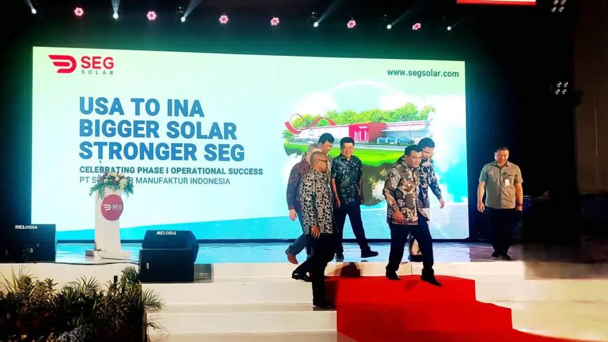 Gubernur Jawa Tengah, Ahmad Luthfi saat meresmikan pabrik panel surya terintegrasi milik SEG Solar.