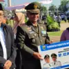 Santunan Jaminan Kematian secara simbolis diserahkan oleh Dandim 0736/Batang kepada ahli waris pekerja rentan