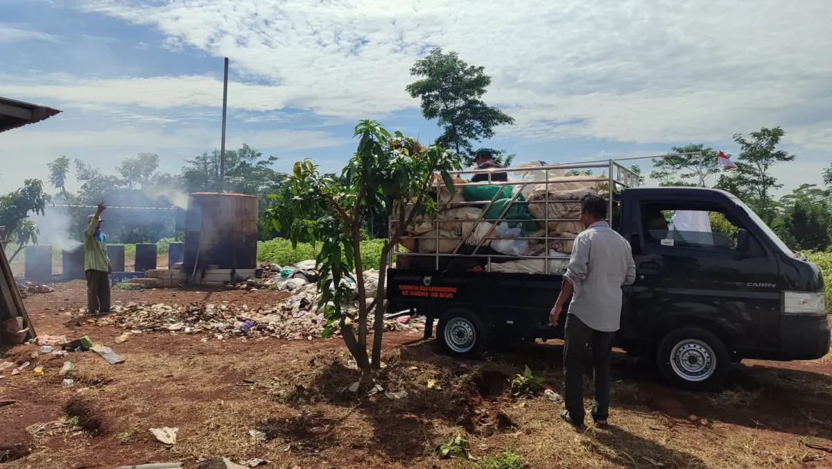 TPS3R Jaya Mandiri Makmur menerima sampah kiriman dari Desa Karanggeneng.