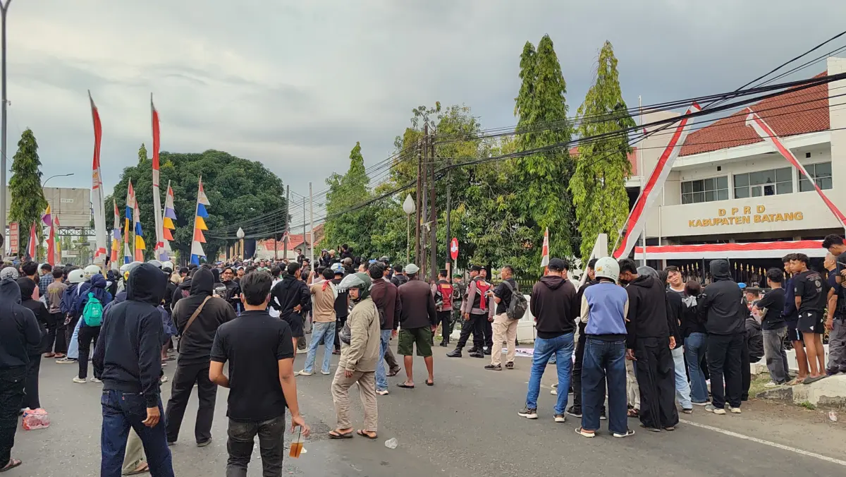 Aksi demonstrasi di gedung DPRD Batang berujung ricuh.