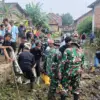 Antisipasi Banjir, Ratusan Personel Gabungan & Warga Gotong Royong Bersihkan Sungai di Batang!