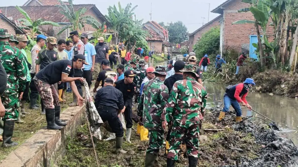 Antisipasi Banjir, Ratusan Personel Gabungan & Warga Gotong Royong Bersihkan Sungai di Batang!