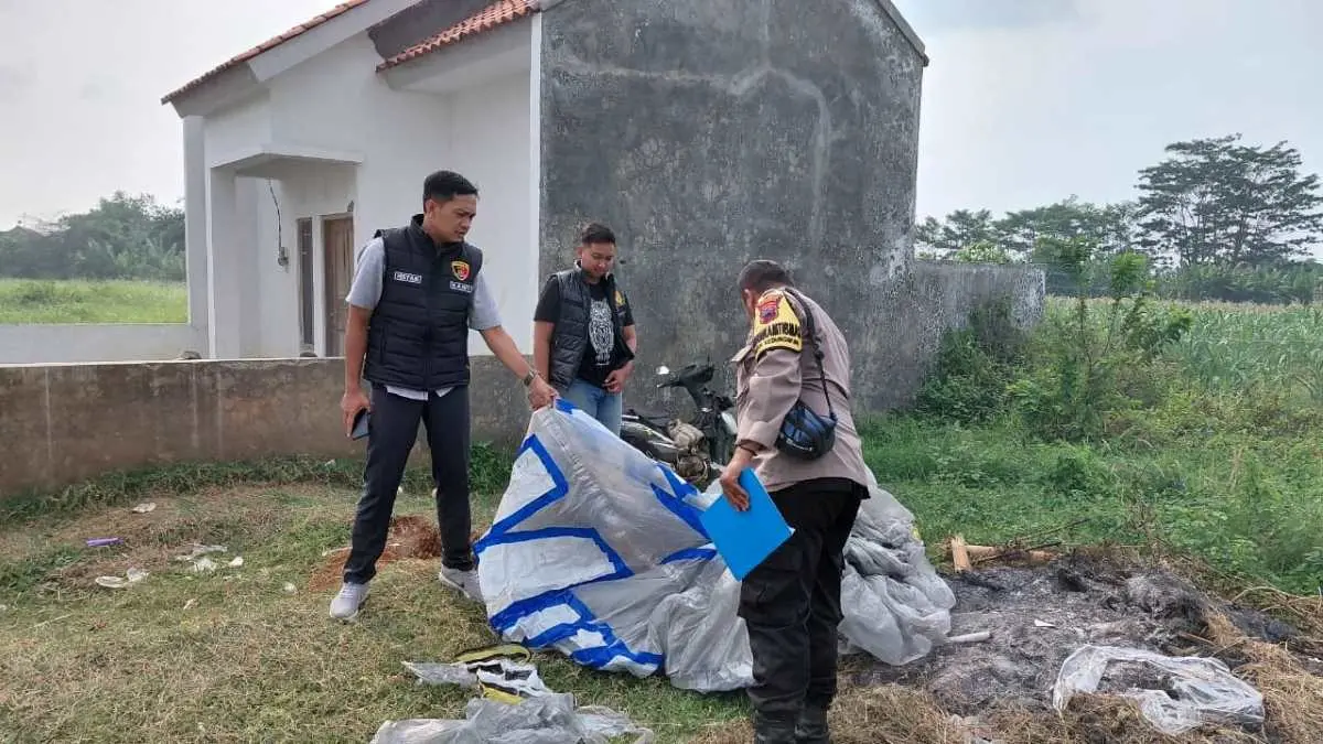 Balon Udara \'Remaja Mumet\' Nyangkut di Tiang Listrik Pekalongan, Akibatkan Aliran Listrik Padam!