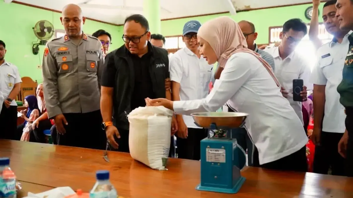 Bupati Tika, Kapolres & Dandim Kendal Salurkan Bantuan Pangan, Sasar 180 KPM di Ringinarum!