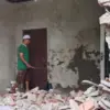 Dinding Rumah Warga di Pekuncen Pekalongan Ambrol, Satu Penghuni Terluka Ringan!