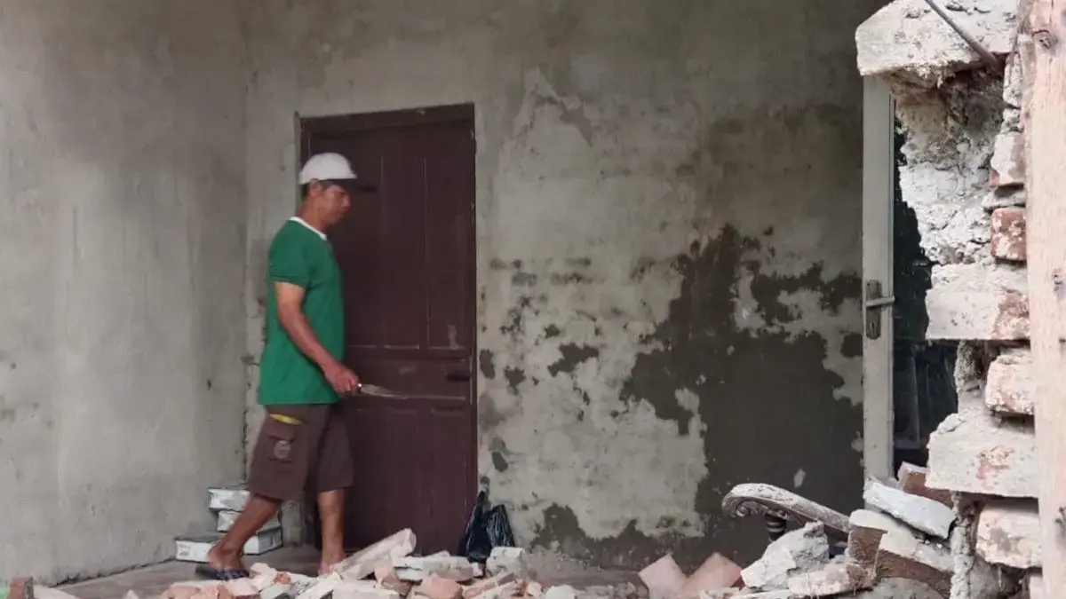 Dinding Rumah Warga di Pekuncen Pekalongan Ambrol, Satu Penghuni Terluka Ringan!