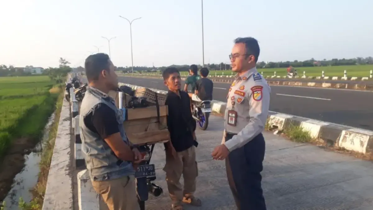 Dishub Pekalongan Larang Balap Liar & Jualan di Exit Tol, Minta Warga Patuhi Aturan!