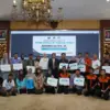 Sejumlah konten kreator pemenang lomba menerima piagam penghargaan.