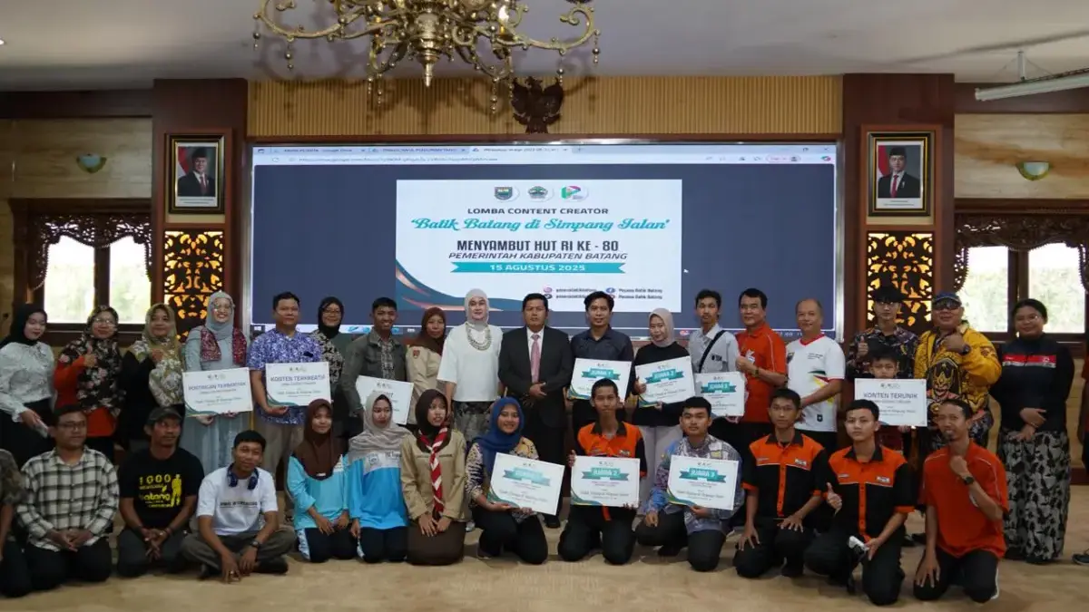 Sejumlah konten kreator pemenang lomba menerima piagam penghargaan.