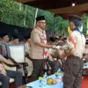 Inspiratif! Dua Siswa Batang Dihadiahi Sepatu Baru oleh Bupati Faiz, Apresiasi Semangat Jalan Kaki ke Sekolah!