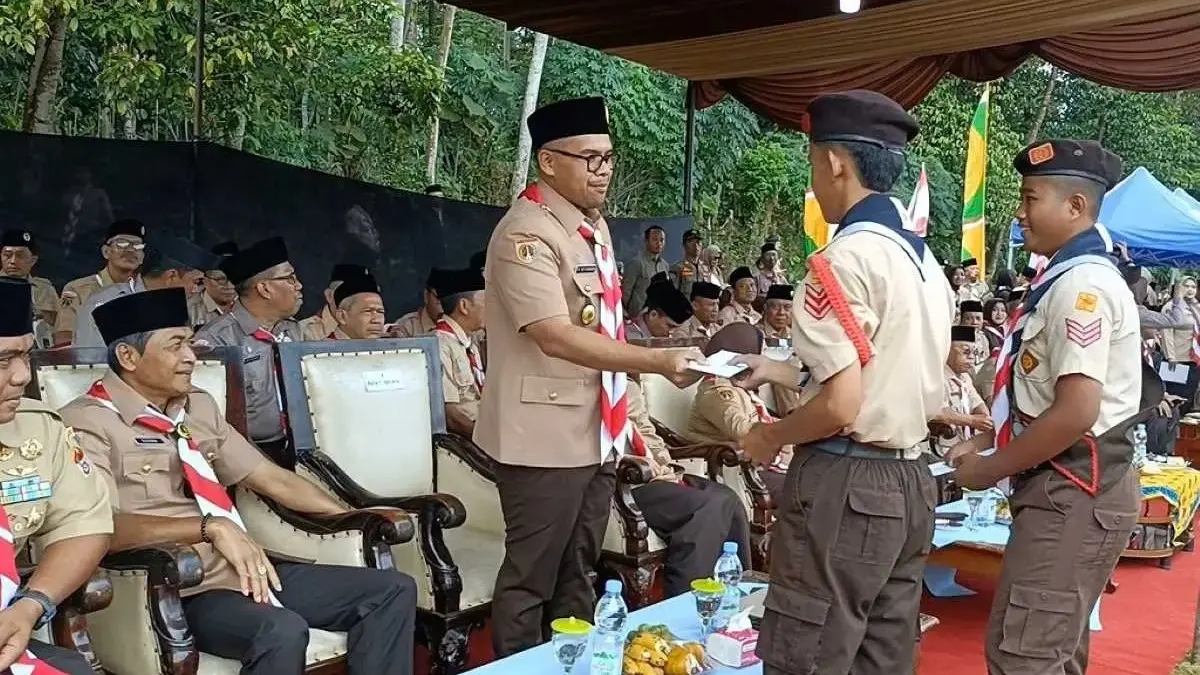 Inspiratif! Dua Siswa Batang Dihadiahi Sepatu Baru oleh Bupati Faiz, Apresiasi Semangat Jalan Kaki ke Sekolah!