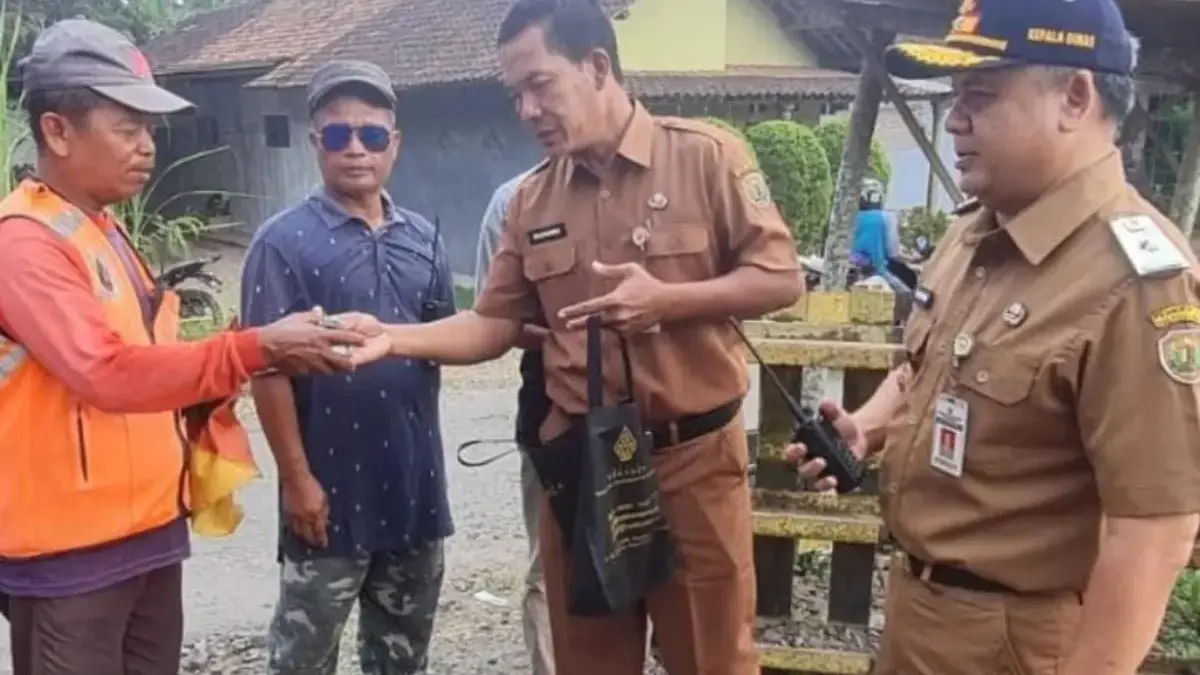 Keselamatan Terjamin! Dishub Pekalongan Bekali HT Penjaga Palang Rel KA, Cegah Kecelakaan!