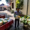 Lurah Banyurip Turun Tangan Angkut Beras