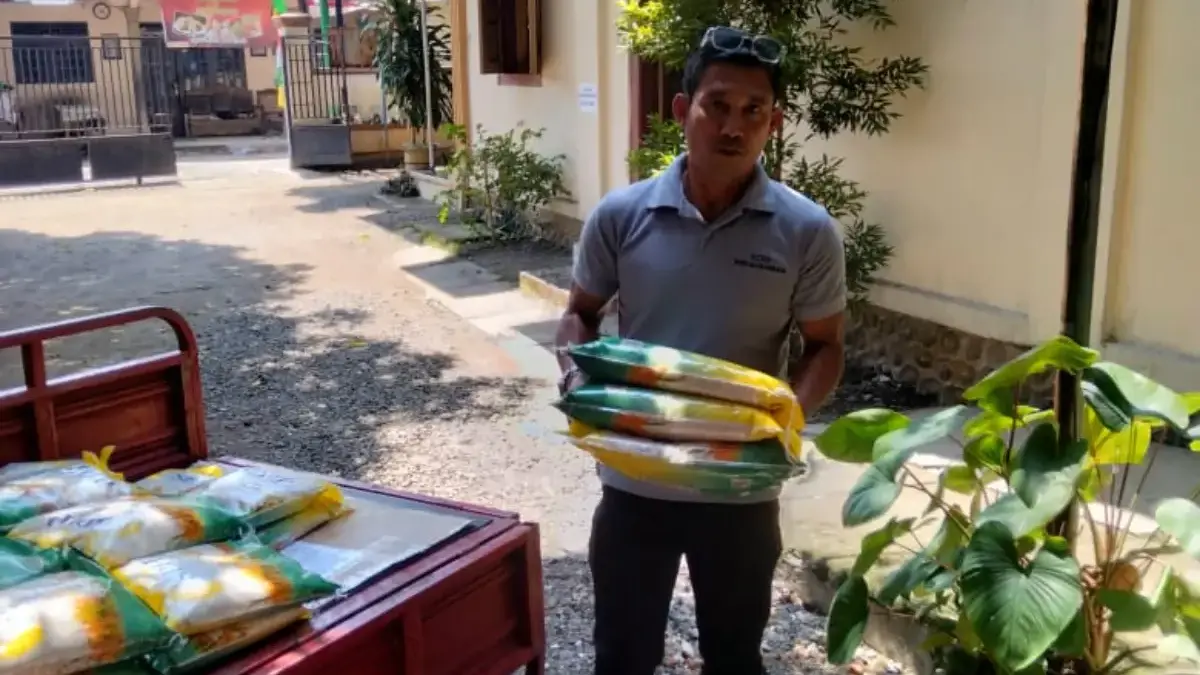 Lurah Banyurip Turun Tangan Angkut Beras