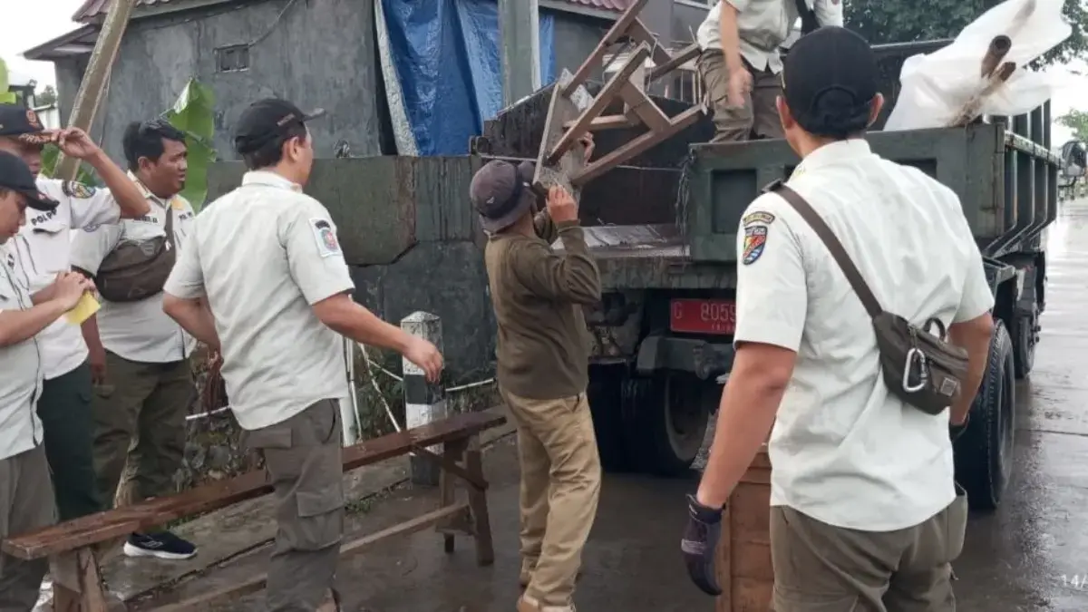 Operasi Gabungan Tertibkan PKL di Exit Tol Pekalongan, Sasar Pedagang & Aksi Balap Liar!