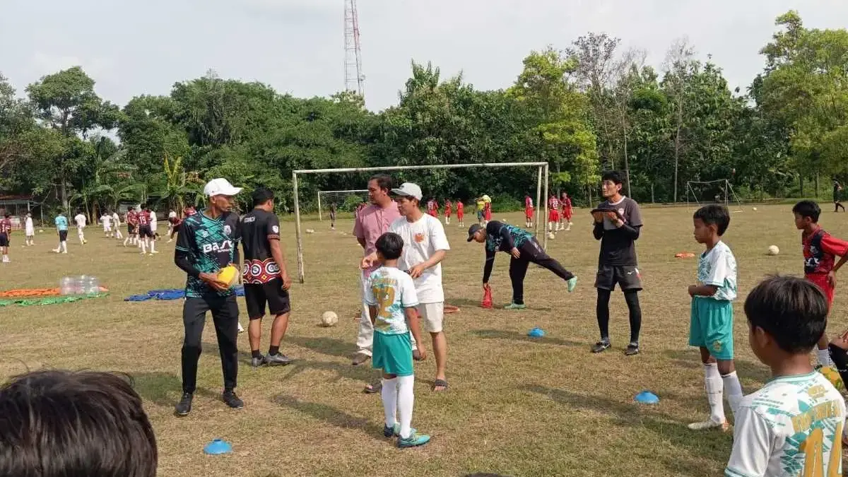 Pelatih Asal Jepang Kunjungi SSB Bhayangkara Kendal, Beri Coaching Clinic & Apresiasi!