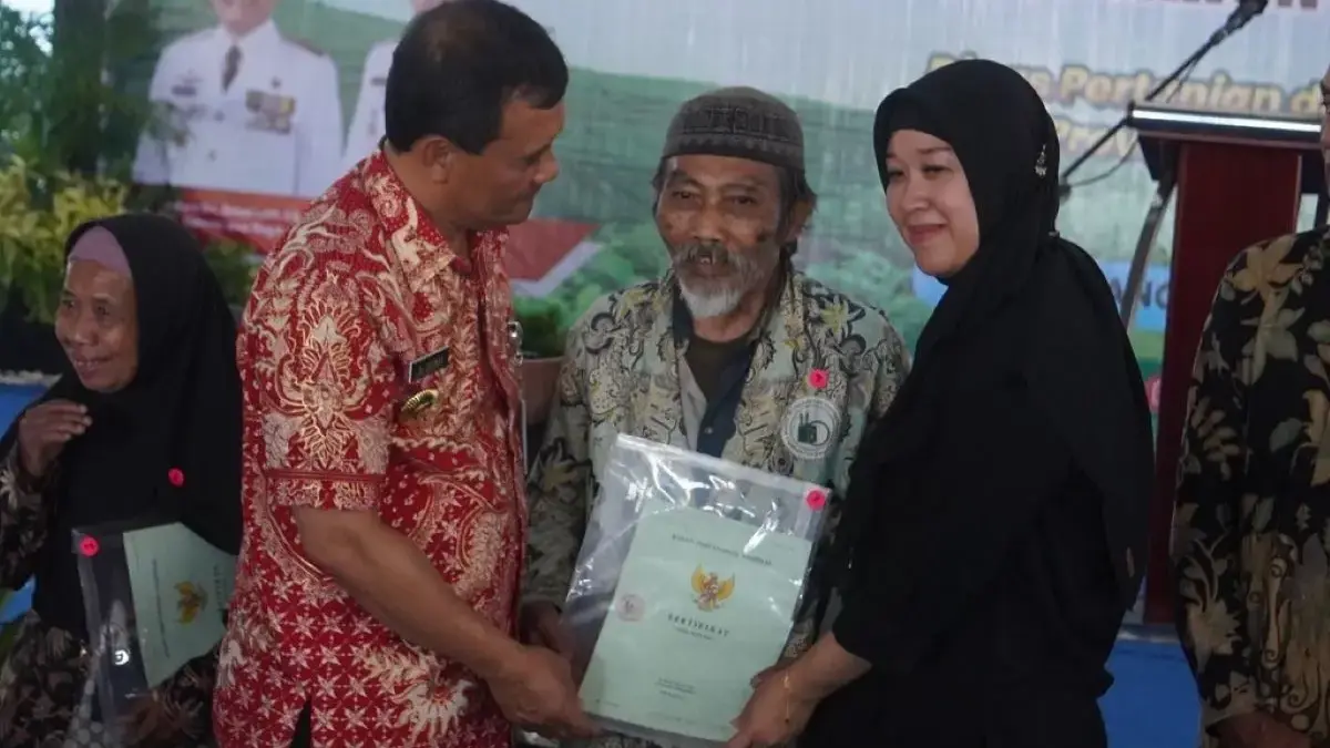 Penantian Terjawab! Gubernur Jateng Serahkan 1.065 Sertifikat Tanah ke Petani Teh Eks PIR di Batang!