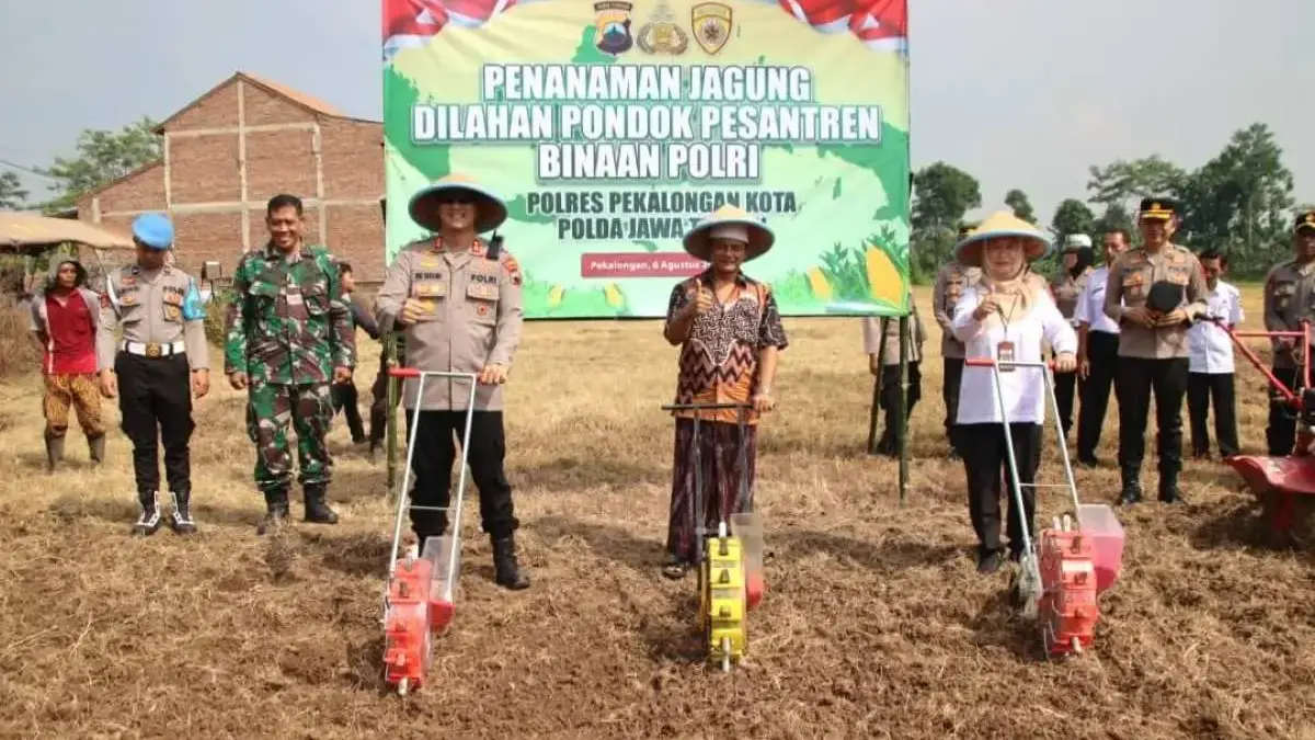 Polres Pekalongan Kota dan Ponpes Al Maliki Sinergi Tanam Jagung di Lahan 2,5 Hektare!