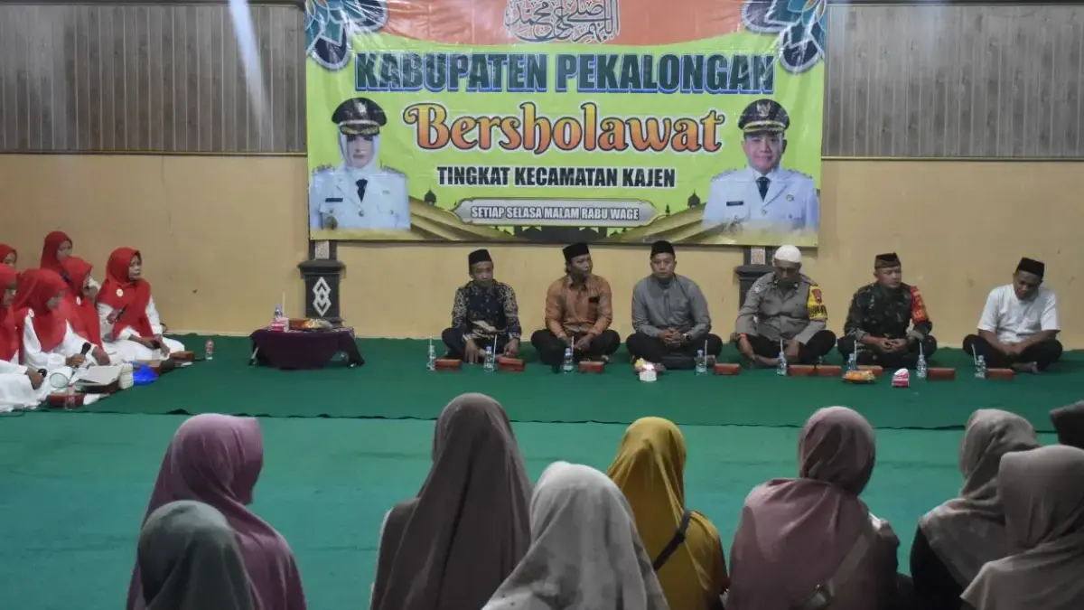 Ratusan Jemaah Penuhi Balai Desa Gandarum, Ikuti Kajen Bersholawat untuk Keberkahan Daerah!
