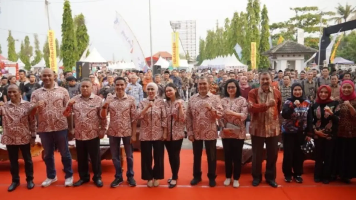 Sambut HUT ke-80 RI, Pemkab Kendal Bagikan 1.000 Bendera Merah Putih ke Warga & Pengendara!