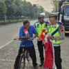 Satlantas Polres Pekalongan Kota Bagikan Bendera Merah Putih, Sambut HUT ke-80 RI!