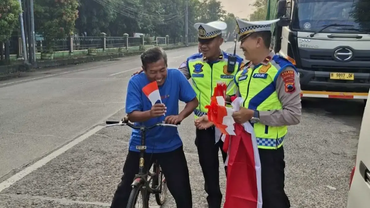 Satlantas Polres Pekalongan Kota Bagikan Bendera Merah Putih, Sambut HUT ke-80 RI!