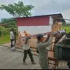 Satpol PP Tertibkan Bangunan Liar di Exit Tol Pekalongan, Lapak Pedagang Dibongkar!