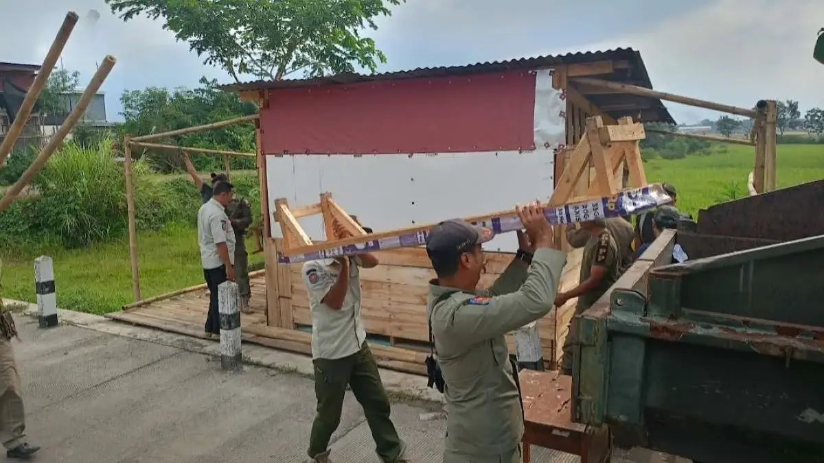 Satpol PP Tertibkan Bangunan Liar di Exit Tol Pekalongan, Lapak Pedagang Dibongkar!